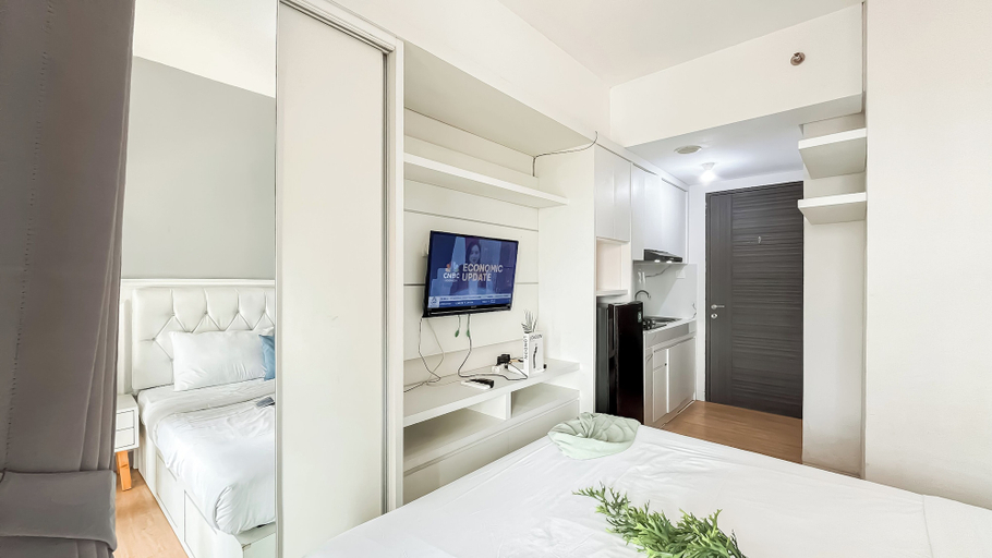 Room 2, White Tone Studio At Amazana Serpong Apartment, South Tangerang