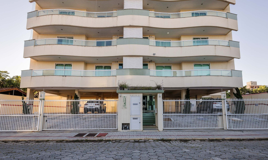 Front of property, 2BR Apt w/ BBQ 400m From Beach Can304, Bombinhas