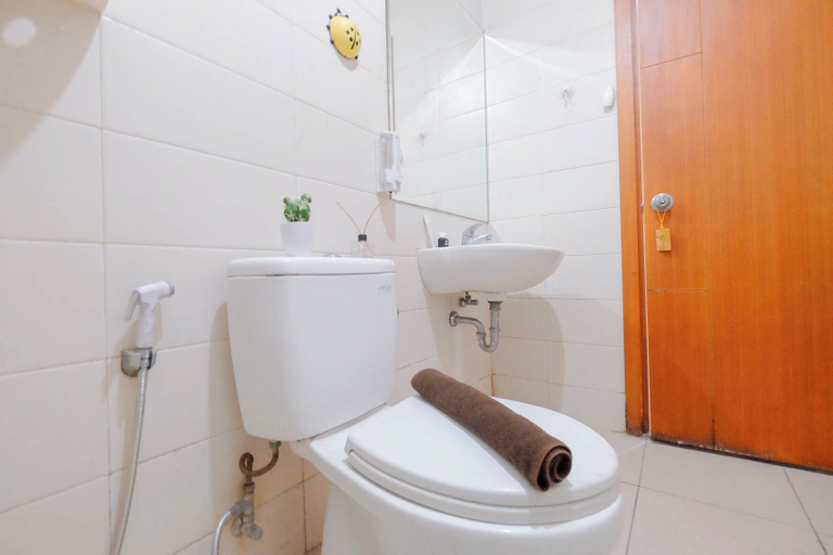 Bathroom 3, Good Location 2Br Apartment At Woodland Park Residence, Jakarta Selatan