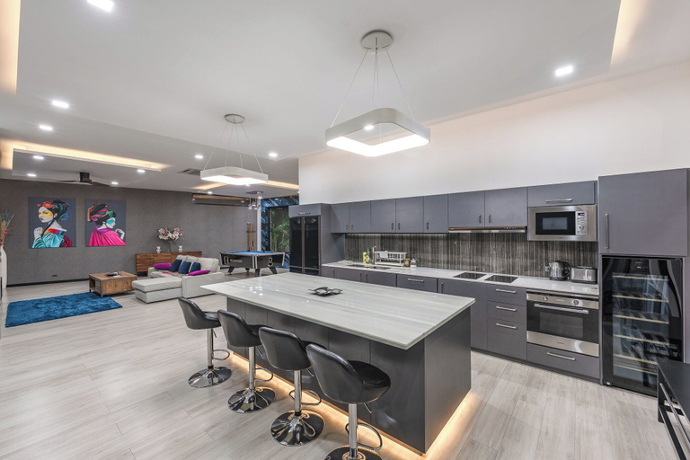 Private kitchen, 3BR Near Beach Tub & Pool Table V204, Pulau Phuket