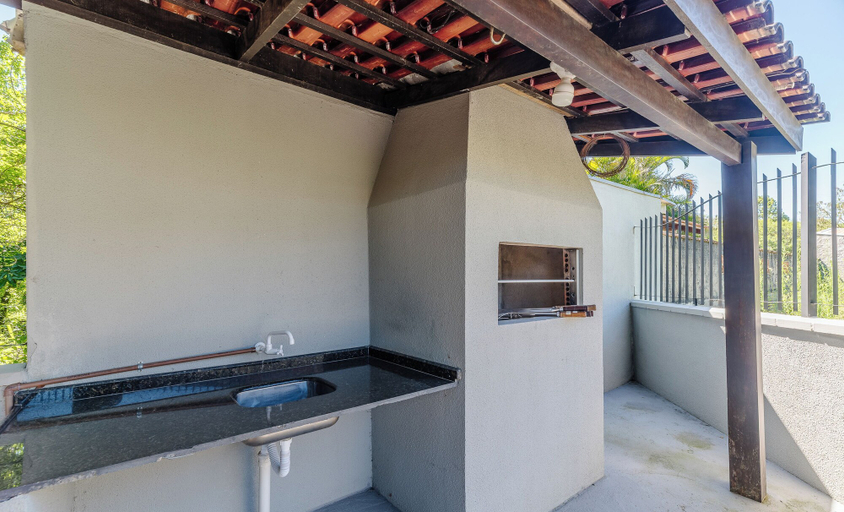 BBQ/picnic area, 3BR Home w/ BBQ 140m From the Beach Rae0126, Bombinhas
