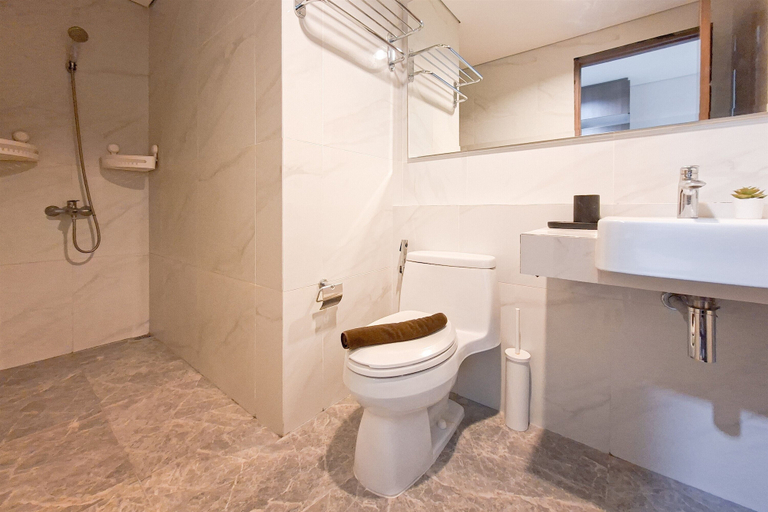 Bathroom 3, Modern 1Br Near Ikea At The Smith Alam Sutera Apartment, Tangerang