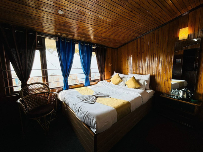 Room 4, Peak To Peaks CHANAKYA Hotel Darjeeling, Darjiling