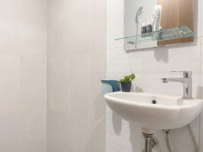 Bathroom 5, Modern Minimalist Studio Apartment Lrt City Sentul - Royal Sentul Park, Bogor