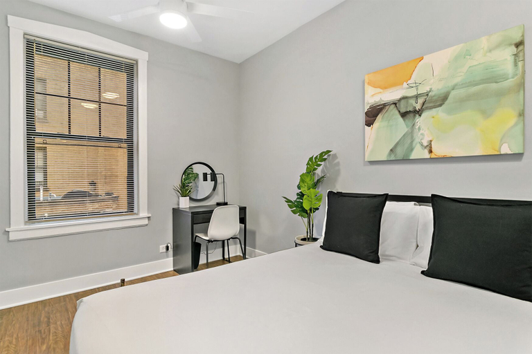 Room 1, Lovely 1BR Apt - Belmont B3, Cook