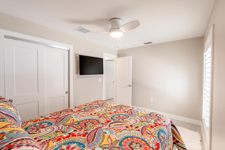 Room 1, My Happy Place, Lee