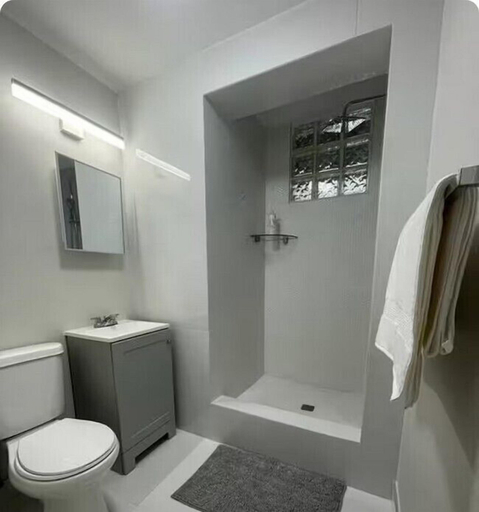 Bathroom, Luxurious Beachside 3-Br Apt