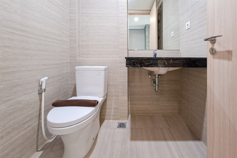 Bathroom 4, Modern and Spacious 3BR at Apartment Hillcrest House By Travelio, Tangerang