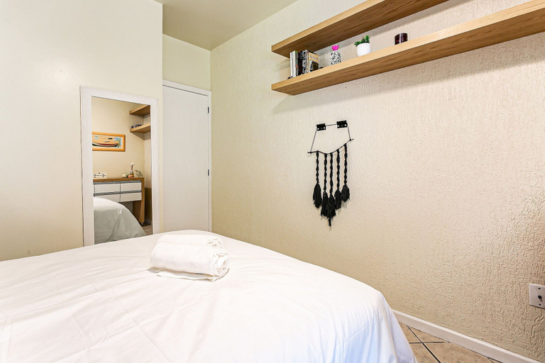 Room 2, Apt w Balcony and Barbecue 260m Praia Brava Coi302, Florianopolis