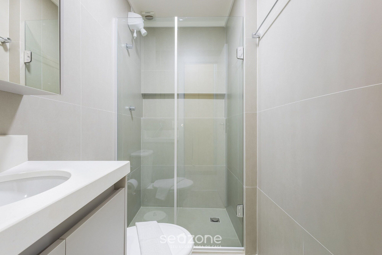 Bathroom, Fully Equipped Accommodations in the Heart of Brasilia LEC, Brasília