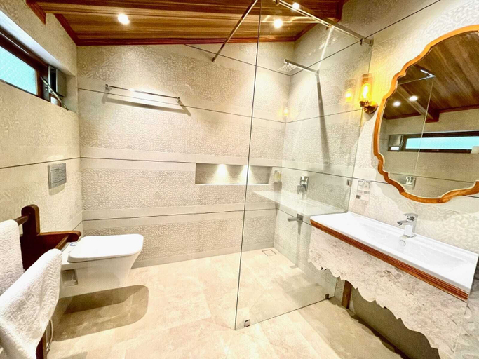 Bathroom 3, Hotel Mount View Heritage, Satara
