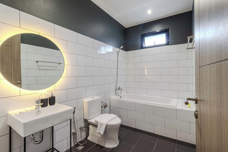 Bathroom 5, 3BR Pool Villa Bathtub Near Beach V243, Pulau Phuket