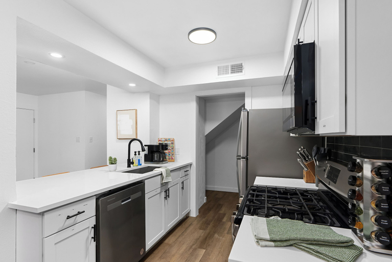 Private kitchen 5, Prime Location Zilker Park & SoCo Chic, Travis