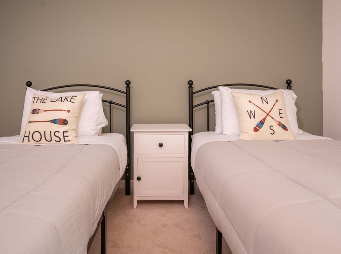 Room 4, Community Pool Near Lake Como Interlaken for 6, Walworth