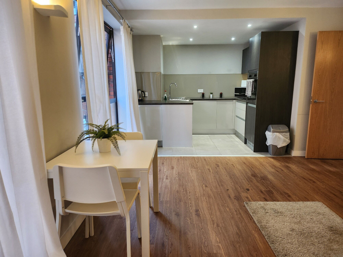 In-room dining, Luxury City Apartment JQ, Birmingham