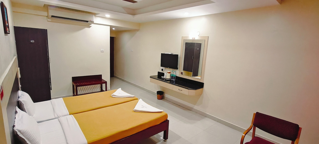 Room 4, Hotel Diamond, Thanjavur