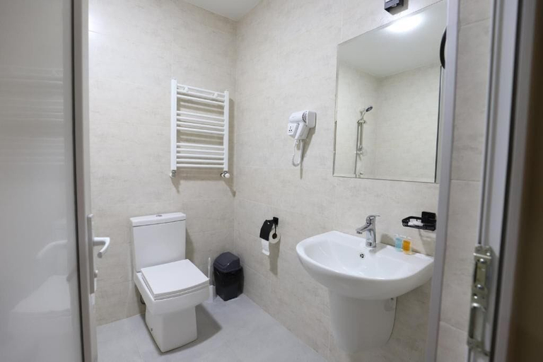 Bathroom 4, Green Hotel Tskaltubo, Tskaltubo