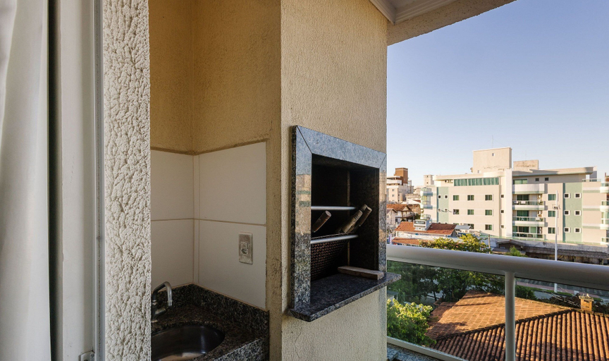 Terrace/patio 3, 2BR Apt w/ BBQ 400m From Beach Can304, Bombinhas