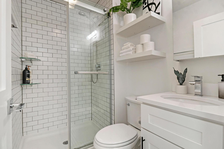 Bathroom, Uptown Studio Gem - Montrose rep, Cook