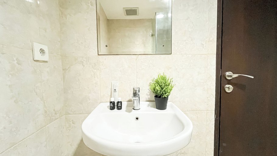 Bathroom 3, Modern Pop Urban Studio At Tamansari The Hive Apartment, East Jakarta