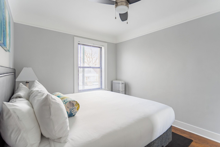 Room 2, Well-Appointed 2BR - Cicero 2N, Cook
