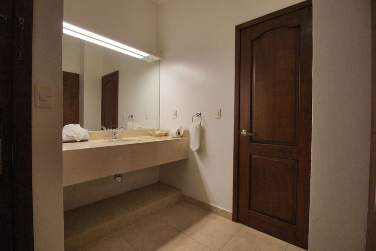 Bathroom, Caracol Plaza Hotel & Resort, Dist. Pochutla