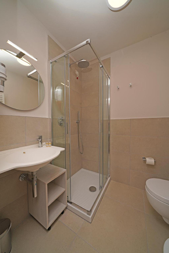 Bathroom 4, Hotel Du Lac, Brescia