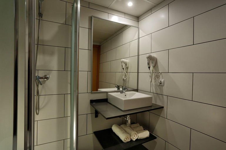 Bathroom 3, Pins Platja Apartments, Tarragona