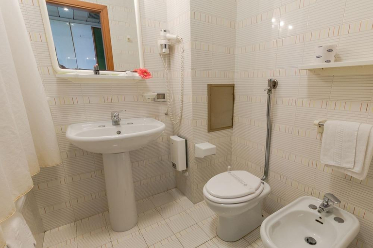 Bathroom 3, Perla del Golfo Resort, Palermo
