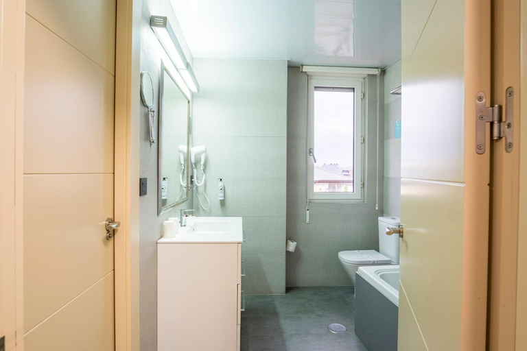 Bathroom 4, Hotel Apartamentos Don Carlos, Cantabria