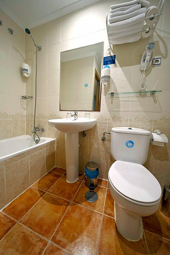 Bathroom 3, Hostal Las Fuentes, Madrid