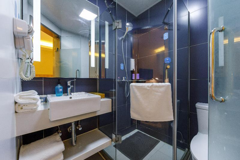 Bathroom, HanTing Hotel (Shanghai Jiashan Road Subway Station), Shanghai