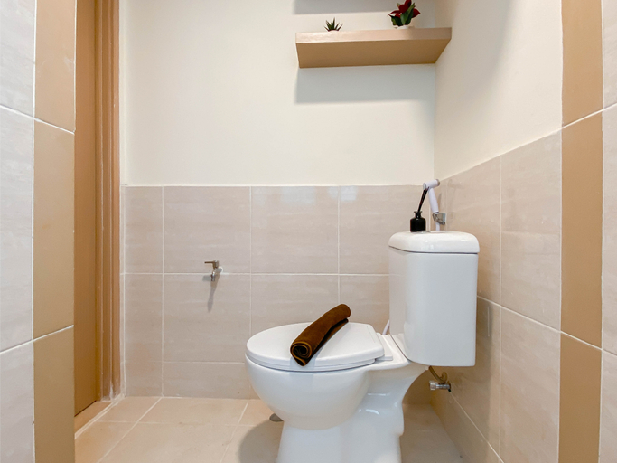 Bathroom 5, Simply Look Studio at Meikarta By Apartment Travelio, Cikarang