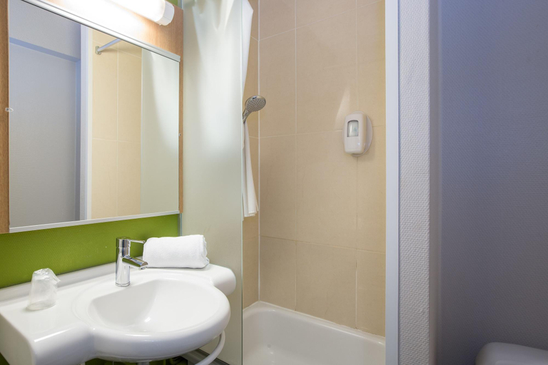 Bathroom 4, B&B HOTEL Rennes Sud Chantepie, Ille-et-Vilaine