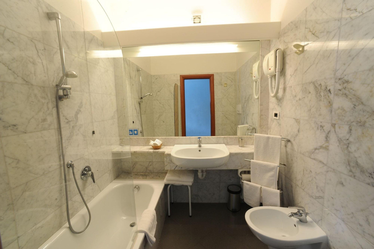 Bathroom 5, Hotel Excelsior Bay, Verona