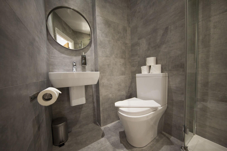 Bathroom 4, St George's Inn Victoria, London