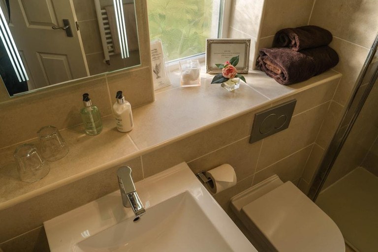 Bathroom 4, Dunroamin Apartment, Stirling