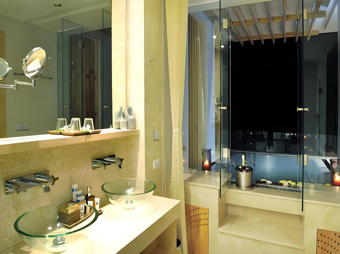 Bathroom 5, Beachfront Phuket Hotel, Phuket Island