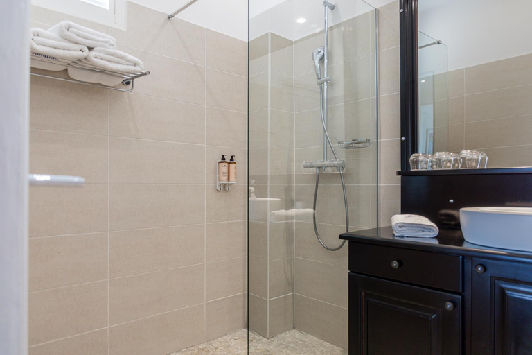 Bathroom 4, Amaudo, Saint-François