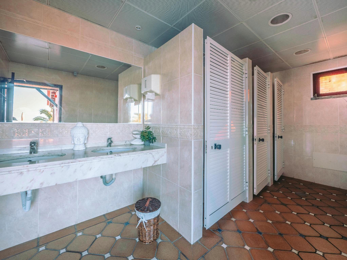 Bathroom 5, Ocean Gardens, Funchal
