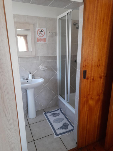 Bathroom 3, Aquarius Bed and Breakfast, Cacadu