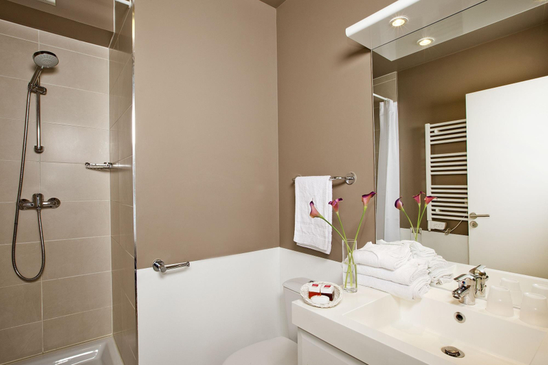 Bathroom 4, Sejours and  Affaires Paris Vitry Hotel, Val-de-Marne