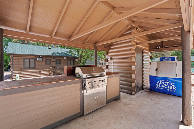 BBQ/picnic area 3, Timber Lodge Cabin 20, El Paso
