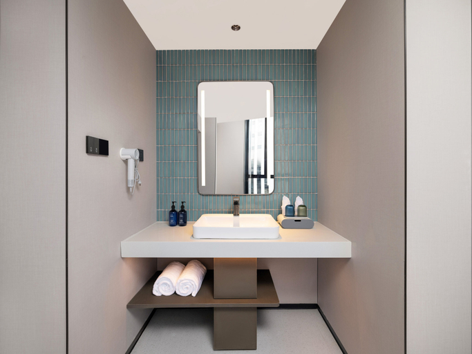 Bathroom 4, Holiday Inn Express Shanghai on The Bund, Shanghai