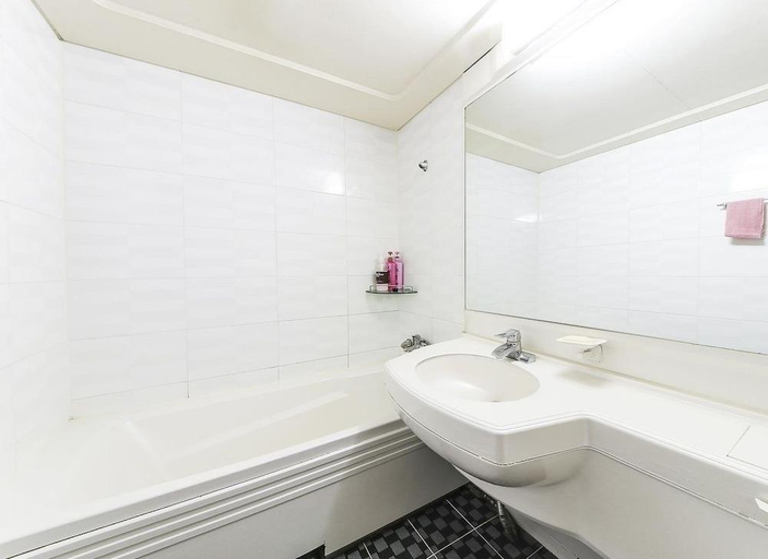 Bathroom 5, Sangmu Motel Gwangju, Gwangsan