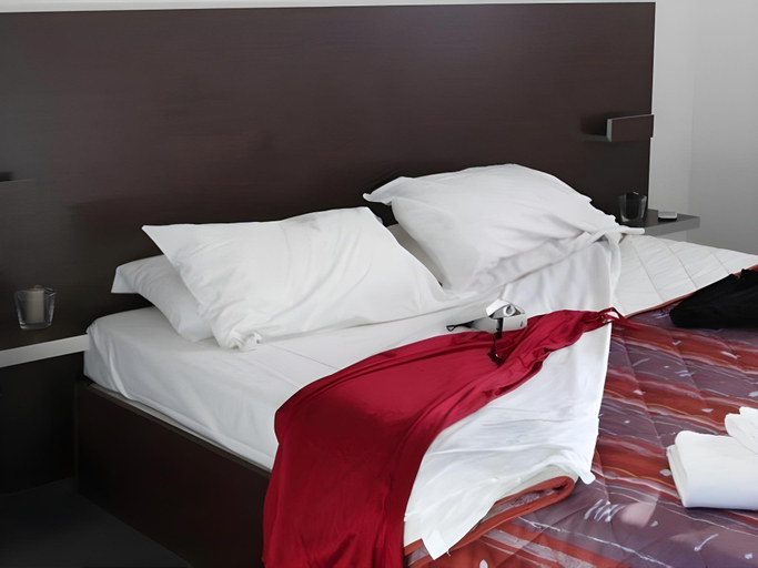 Bedroom 3, Adonis Carcassonne, Aude