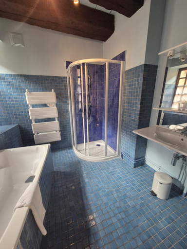 Bathroom 3, Hostellerie du Vieux Perouges, Ain