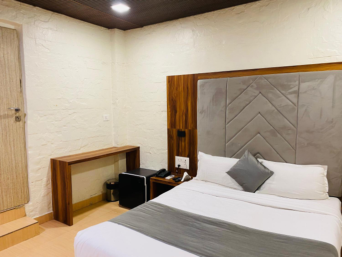 Bedroom 2, Hotel Aksa Palace, Mumbai Suburban