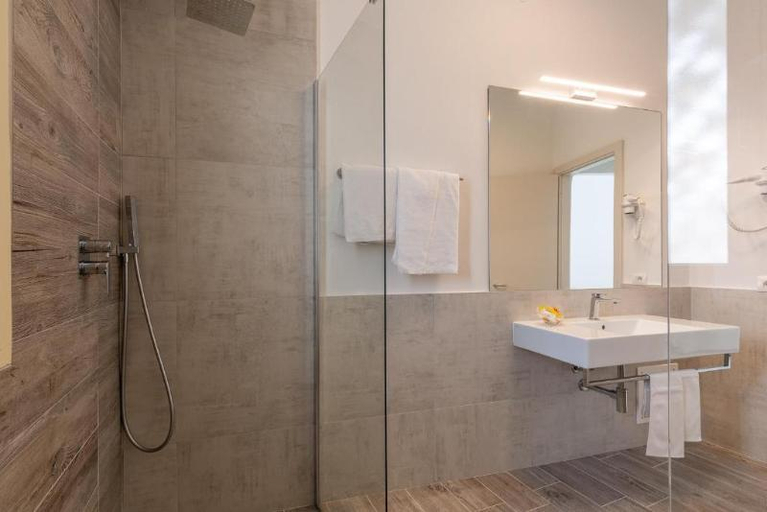 Bathroom 4, Hotel Flamingo, Cagliari