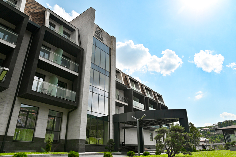 Exterior & Views
